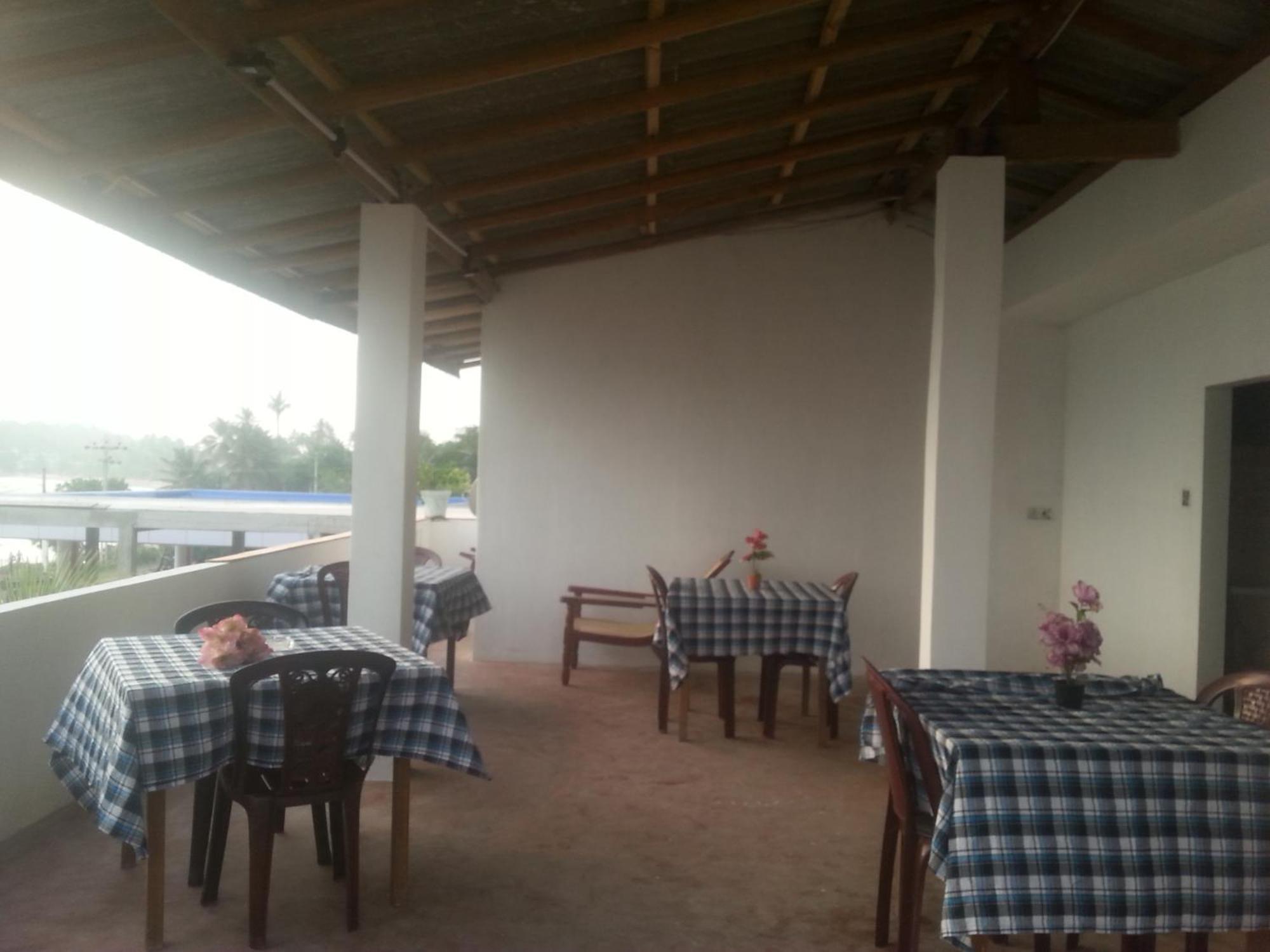 Sun Ocean Inn Mirissa Bagian luar foto