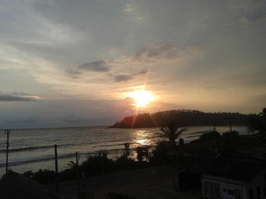 Sun Ocean Inn Mirissa Bagian luar foto