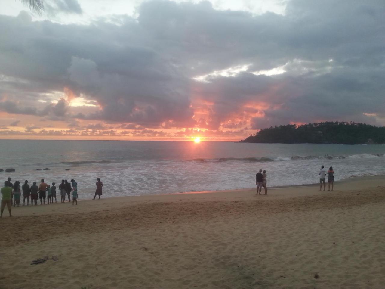 Sun Ocean Inn Mirissa Bagian luar foto
